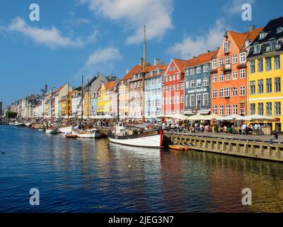 Nyhavn (New Harbour), un quartier de bord de mer, de canal et de divertissement, bordé de maisons de ville aux couleurs vives datant de 17th et du début du 18th siècle. Banque D'Images