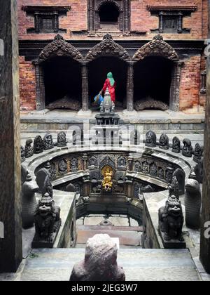 Le pas bien à Sundari Chowk, l'une des trois cours du palais de Patan, à Lalitpur, Katmandou, Népal, avec une décoration finement sculptée Banque D'Images