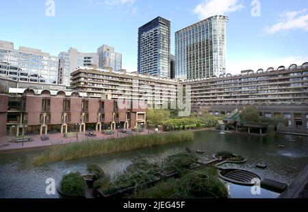 Photo du dossier datée du 24/09/14 d'une partie du Barbican Housing Estate et de la Guildhall School of Music and Drama dans la ville de Londres, alors qu'une campagne a été lancée exhortant la City of London Corporation à reconsidérer sa décision de démolir des bâtiments historiques, y compris le Musée de Londres, Dans le Barbican de la capitale. Banque D'Images