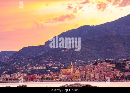 Menton, France, Provence-Alpes, Côte d'Azur. Vue panoramique en soirée de la vieille ville colorée au coucher du soleil en été. Belles maisons dans la partie ancienne de Banque D'Images