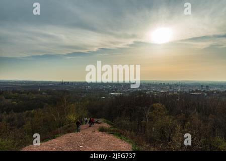 Iew de Halda EMA colline dans Ostrava ville en République tchèque pendant le printemps jour avec ciel bleu et nuages Banque D'Images