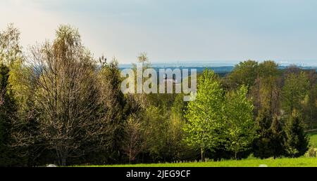 Kostel sv. L'église de Vavrince dans le village de Terlicko depuis la colline de Babi hora en République tchèque pendant la belle journée de printemps Banque D'Images