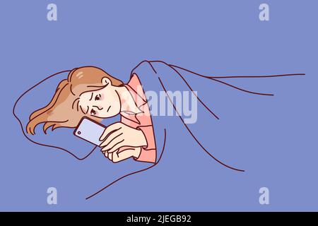 Triste jeune femme couché au lit à l'aide d'un smartphone tard dans la nuit. Une femme fatiguée se détend en surfant sur Internet ou en envoyant des SMS sur un téléphone portable. Addiction aux gadgets. Illustration vectorielle. Illustration de Vecteur