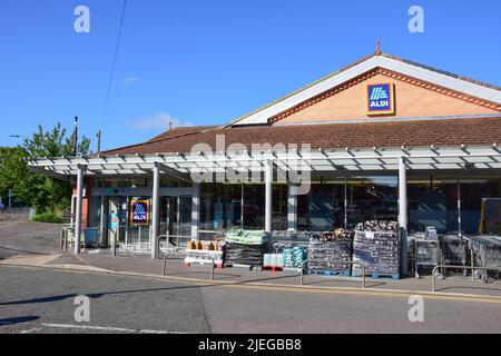 Prestatyn, Royaume-Uni. 22 juin 2022. Aldi exploite un supermarché à prix réduit à Prestatyn. Vu ici lors d'une journée ensoleillée, en début d'été Banque D'Images