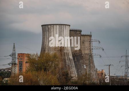 Bâtiment inustrial, cheminées à Inota, Hongrie Banque D'Images