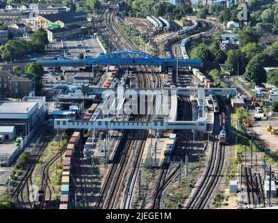 Peterborough, Royaume-Uni. 25th juin 2022. La vue se dirige vers le sud sur la ligne principale de la côte est, vers la gare de Peterborough aujourd'hui, samedi 25 juin, qui est le troisième jour de la grève nationale des chemins de fer, qui a été appelée par le syndicat RMT, et un seul train sur cinq devrait fonctionner les jours de grève. C'est la grève la plus importante qui touche les chemins de fer depuis 30 ans, et l'exploitant de train Thameslink est l'un des opérateurs de train qui effectuera un service réduit. Grève ferroviaire du RMT, Peterborough, Cambridgeshire, Royaume-Uni, on 25 juin, 2022 crédit : Paul Marriott/Alay Live News Banque D'Images