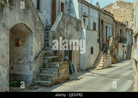 Ruelle caractéristique avec des marches menant aux maisons d'un village méditerranéen des Pouilles. Vico del Gargano, province de Foggia, Puglia, Italie, Europe Banque D'Images