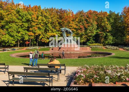 Varsovie, Pologne - 8 octobre 2021: Parc royal Lazienki en automne avec le monument Frédéric Chopin au bord de l'étang. Banque D'Images