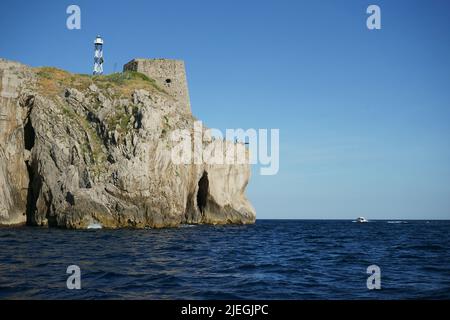 La tour et le paysage lumineux de Punta Campanella à Sorrente, et le paysage de la péninsule et du golfe de sorrente, Naples, Italie Banque D'Images