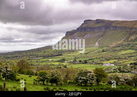 Vue depuis le parking Glencar Lough vue sur le N16 dans le comté de Sligo, Irlande. Banque D'Images