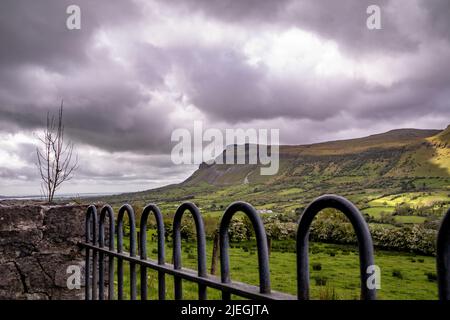 Vue depuis le parking Glencar Lough vue sur le N16 dans le comté de Sligo, Irlande. Banque D'Images