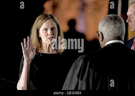 Photo du dossier datée 26 octobre 2020 de la juge associée de la Cour suprême Clarence Thomas administre le serment de la juge Amy Coney Barrett à titre de juge associée de la Cour suprême sur la pelouse sud de la Maison Blanche à Washington, DC, Etats-Unis. Photo de Ken Cedeno/Pool via CNP/ABACAPRESS.COM Banque D'Images