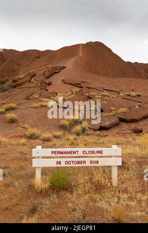 Panneau sur l'ancien sentier de randonnée d'Uluru, indiquant sa fermeture permanente Banque D'Images