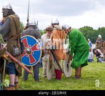 Les guerriers viking se réunissent lors d'un festival de reconstitution Banque D'Images