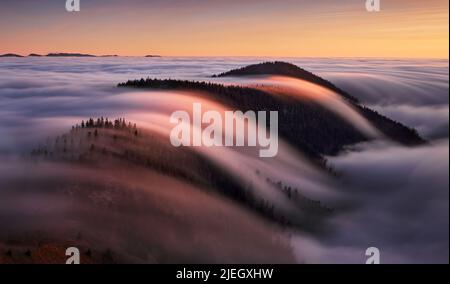 Magnifique paysage, brouillard brumeux sur les pentes de montagne, vue abstraite sur les nuages. Banque D'Images