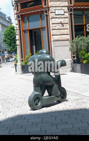 L'art de la rue de Budapest, vue sur une sculpture en granit poli d'un homme à cheval sur un scooter à l'angle de Vaci Utca et Duna Utca dans le Belvaros d Banque D'Images