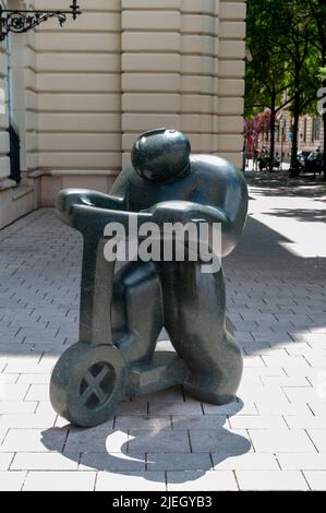 L'art de la rue de Budapest, vue sur une sculpture en granit poli d'un homme à cheval sur un scooter à l'angle de Vaci Utca et Duna Utca dans le Belvaros d Banque D'Images