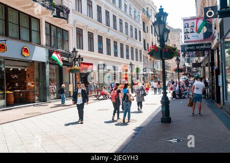 Street Scene and Architecture in Vörösmarty tér on Vaci Utca District 5, Budapest, Hongrie bande touristique avec magasins et restaurants Banque D'Images