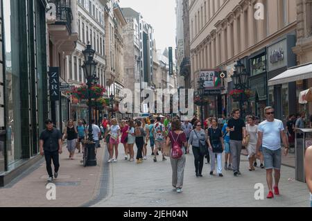 Rue piétonne scène à Vörösmarty tér sur Vaci Utca District 5, Budapest, Hongrie bande touristique avec magasins et restaurants Banque D'Images