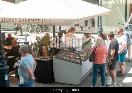 Rue piétonne scène à Vörösmarty tér sur Vaci Utca District 5, Budapest, Hongrie bande touristique avec magasins et restaurants Banque D'Images