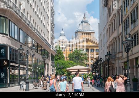 Rue piétonne scène à Vörösmarty tér sur Vaci Utca District 5, Budapest, Hongrie bande touristique avec magasins et restaurants Banque D'Images