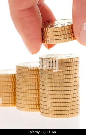 Eine Hand mit Euromünzen, Stapel, 50 cents Stücke, Sparen, Sortieren, Kleingeld, Wechselgeld, Vorsorge, Sparen, Altersvorsorge, Rücklagede, Banque D'Images