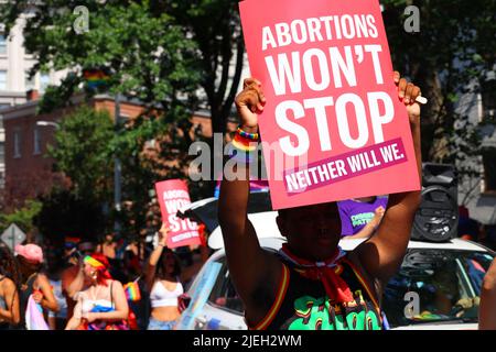 New York, 26 juin 2022. Une personne tient un panneau, "les avortements ne s'arrêteront pas et nous ne nous arrêterons pas" à NYC Pride quelques jours après le renversement de Roe v. Wade. Banque D'Images