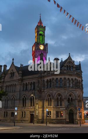 Hôtel de ville de Bradford illuminé en fin de soirée. Banque D'Images