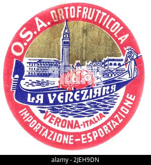 Emballage de papier de soie pour fruits frais, de mi-1950s en Angleterre, avec marque de fabrique du producteur. O.S.A. Ortofruttucola, la Venetziana, Vérone, Italie. Rouge, bleu, or Banque D'Images