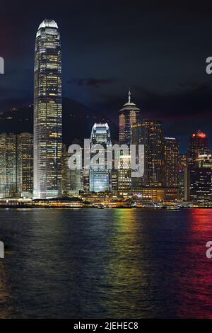 Blick zur blauen Stunde von auf die Kowloon Hongkong Skyline de l'île de Hongkong, la rivière suis mit, Central Bank de Chine liens ganz und dem IFC Tower rec Banque D'Images