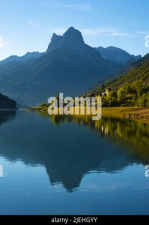 Coucher de soleil sur le réservoir de Lanuza, Pyrénées Huesca Banque D'Images