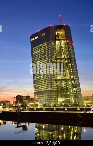 Neues Gebäude der Europäischen Zentralbank, EZB, Dämmerung, Ostende, Frankfurt am Main, Hessen, Allemagne Banque D'Images