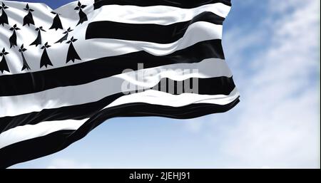 Vue sur le drapeau breton qui agite dans le vent par temps clair. La Bretagne est une presqu'île, un pays historique et une zone culturelle dans l'ouest de la France. Sél Banque D'Images