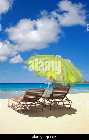 Liegestühle und Sonnenschirm am Strand der Karibik, Antigua, Insel, Banque D'Images