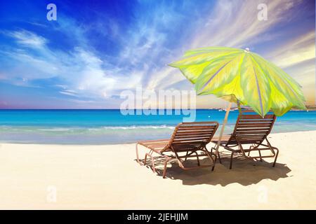 Liegestühle und Sonnenschirm am Strand der Karibik, Antigua, Insel, Banque D'Images