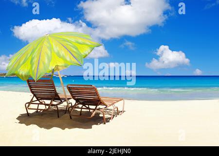 Liegestühle und Sonnenschirm am Strand der Karibik, Antigua, Insel, Banque D'Images