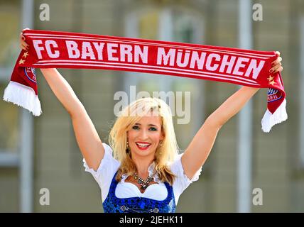 Blond Frau outet sich als Fussballfan des FC Bayern München, Blond, Blondine, 35, 40, Jahre, Dirndl, Schal, Fanschal, Fanartikel, Banque D'Images