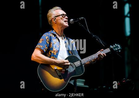 ITALIE, STUPINIGI, JUIN 27th 2022: Gary Kemp, guitariste du groupe de rock anglais "Nick Mason's Saucerful of secrets", qui joue en direct sur scène la musique ancienne de Pink Floyd Banque D'Images