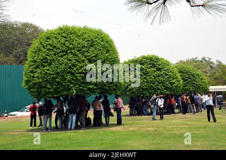 New Delhi, New Delhi, Inde. 27th juin 2022. La presse, la police et le politicien se tiennent sous l'arbre le jour excitant de la chaleur et de l'humidité de la ville, à Vijay Chowk Lawn à New Delhi, lundi, (Credit image: © Ravi Batra/ZUMA Press Wire) Banque D'Images