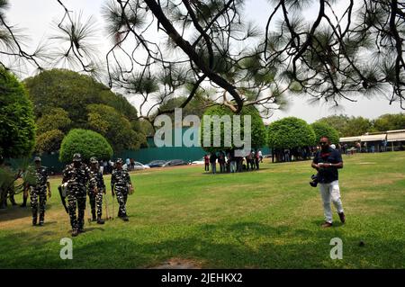 New Delhi, New Delhi, Inde. 27th juin 2022. La presse, la police et le politicien se tiennent sous l'arbre le jour excitant de la chaleur et de l'humidité de la ville, à Vijay Chowk Lawn à New Delhi, lundi, (Credit image: © Ravi Batra/ZUMA Press Wire) Banque D'Images