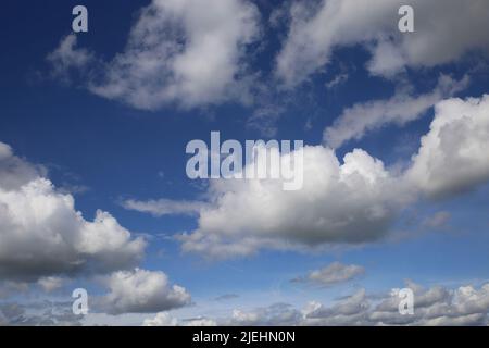 Bleu ciel clair d'été fond, très doux beau temps été cumulus nuages, jour lumière du soleil Banque D'Images