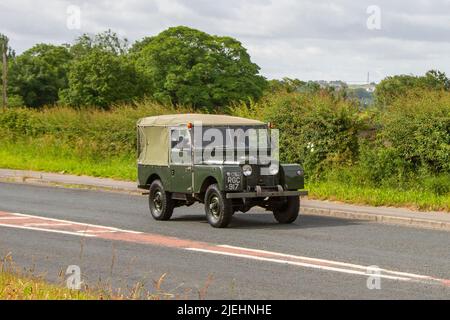 1956, 50s années cinquante vert British Land Rover série II 1997cc ; en route vers la Tour Hoghton pour la rencontre d'été des Supercar Showtime organisée par les Great British Motor shows à Preston, Royaume-Uni Banque D'Images