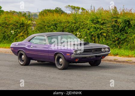 1971 70s voiture de muscle Dodge Charger 5200cc violet d'Amérique des années 70; en route vers la Tour Hoghton pour le Supercar Summer Showtime car meet organisé par les Great British Motor shows à Preston, Royaume-Uni Banque D'Images