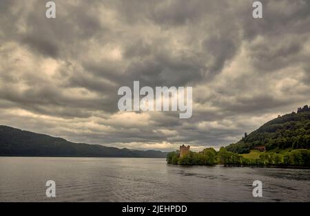 Les ruines de la forteresse médiévale de 16th siècles Château d'Urquhart sur les rives du Loch Ness dans le Grand Glen dans les Highlands d'Écosse, de lourds nuages Banque D'Images