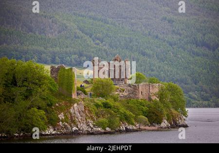 Les ruines de la forteresse médiévale datant de 16th ans Château d'Urquhart sur les rives du Loch Ness dans le Grand Glen dans les Highlands d'Écosse Banque D'Images