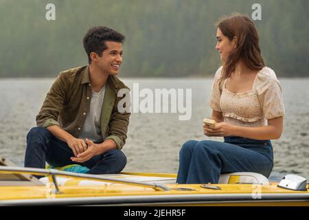 TV non-datée encore de la part de Hello, Au revoir et tout entre. Photo : Jordan Fisher en tant qu'Aiden et Malia Ryder en tant que Clare. Fonctionnalités PA SHOWBIZ Télécharger les avis. Le crédit photo devrait se lire: PA photo/Netflix/Katie Yu. Tous droits réservés. AVERTISSEMENT : cette image ne doit être utilisée que pour accompagner la fonctionnalité AP SHOWBIZ Download Reviews. Banque D'Images