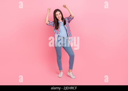 Pleine photo de bonne humeur overjoyed dame lever les poings dans la victoire gagner de l'argent à la loterie isolée sur fond de couleur rose Banque D'Images