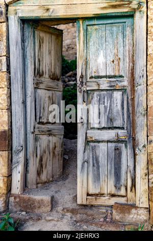 Anciennes portes en bois dans les ruines du village abandonné de Gamsutl, Dagestan Banque D'Images