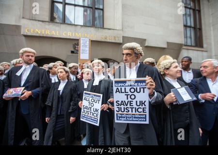 Londres, Angleterre, Royaume-Uni. 27th juin 2022. Les barristers commencent une action en grève à l'extérieur de la Cour pénale centrale (Old Bailey) à Londres, exigeant une augmentation des paiements d'aide juridique au Royaume-Uni. (Image de crédit : © Tayfun Salci/ZUMA Press Wire) Banque D'Images