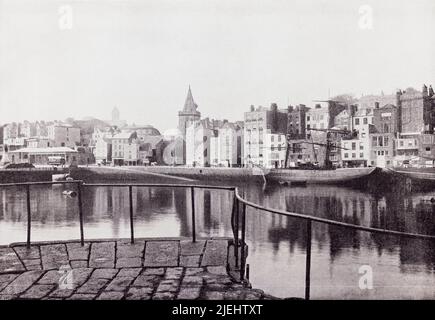 Guernesey, Bailiwick de Guernesey, British Channel, le vieux port vu ici au 19th siècle. De la côte, un album de photos de photos du chef des lieux d'intérêt de la mer en Grande-Bretagne et en Irlande publié Londres, 1895, par George Newnes Limited. Banque D'Images